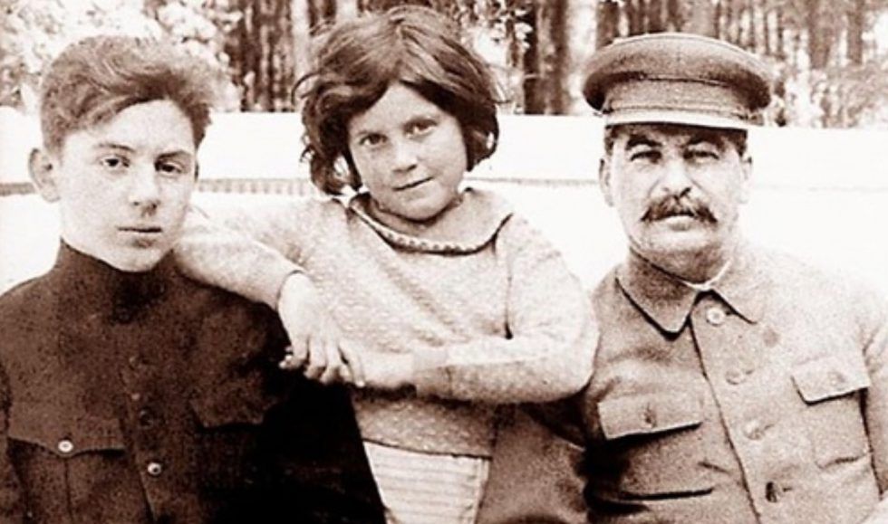 Василий Сталин с сестрой Светланой и отцом Иосифом Сталиным. 1935 год