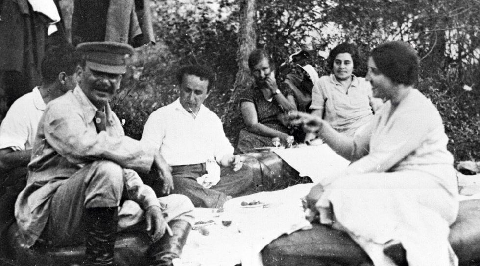 Иосиф Сталин с женой Надеждой Аллилуевой и друзьями на отдыхе