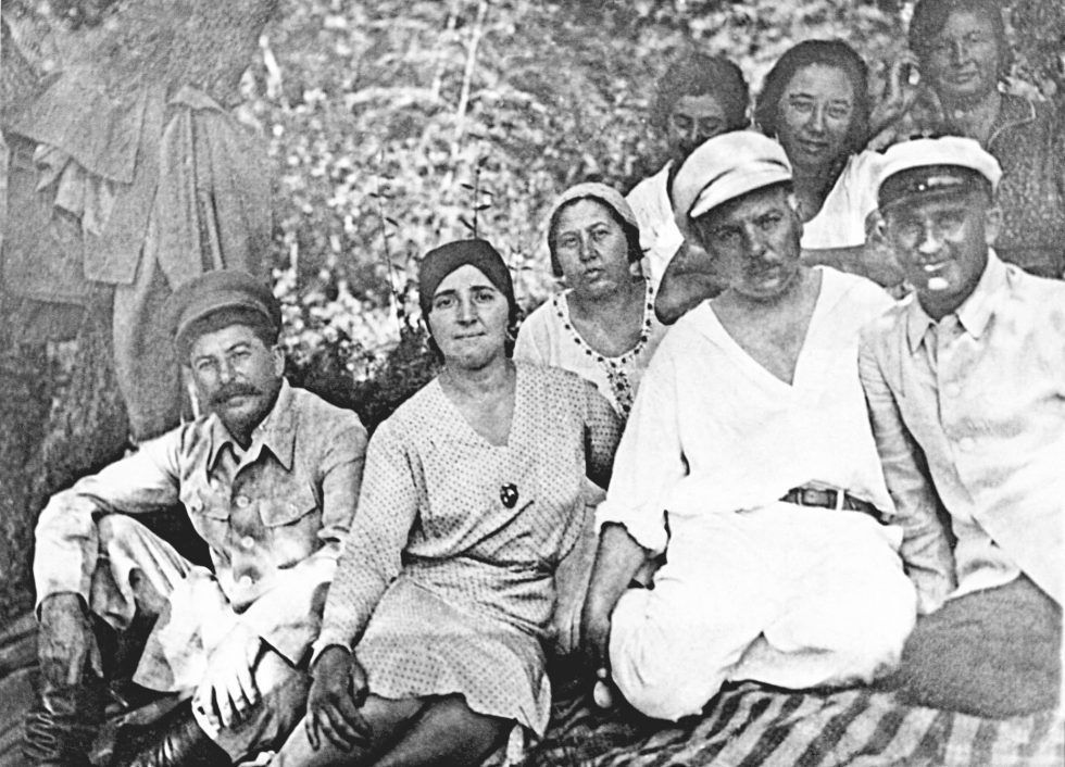 Иосиф Сталин, его жена Надежда Аллилуева, Екатерина Ворошилова (во втором ряду) и Климент Ворошилов. Сочи. 1932 год