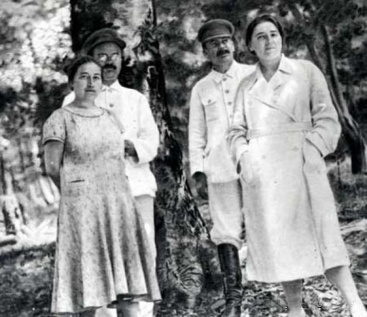 Сталин и Молотов с женами на даче.