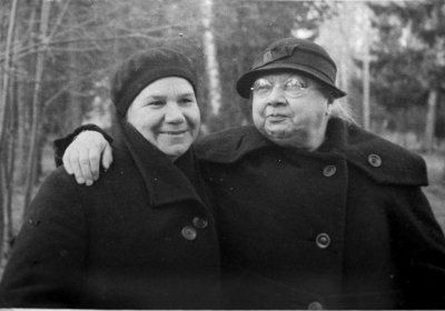 Надежда Крупская (справа) и секретарь ВЦСПС Клавдия Николаева. Усадьба Архангельское. 1936 год