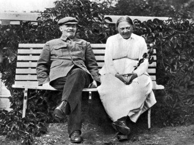 Ленин и Н. К. Крупская в Горках. Осень 1922 года