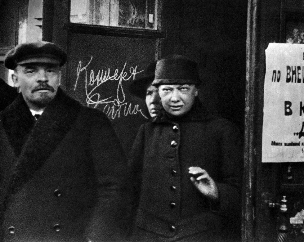 Ленин и Крупская выходят из Дома Союзов после заседания I Всероссийского съезда по внешкольному образованию. Москва, 6 мая 1919 г.