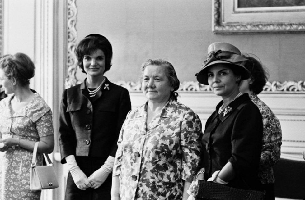 Первые леди Жаклин Кеннеди и Нина Хрущева на саммите в Вене. 1961 год
