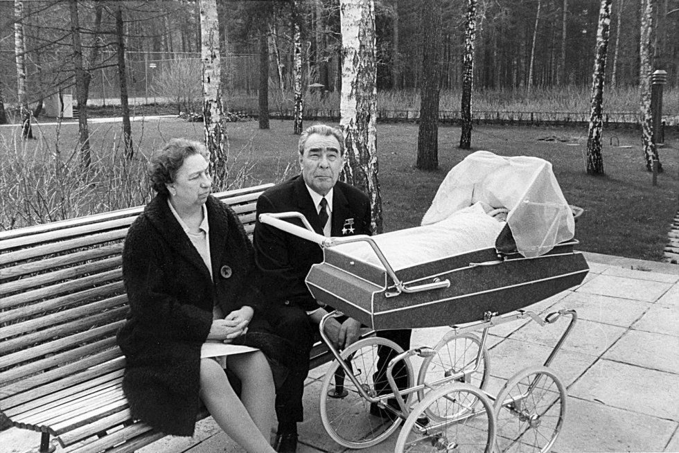 Леонид и Виктория Брежневы с правнучкой Галей. 1970-е годы