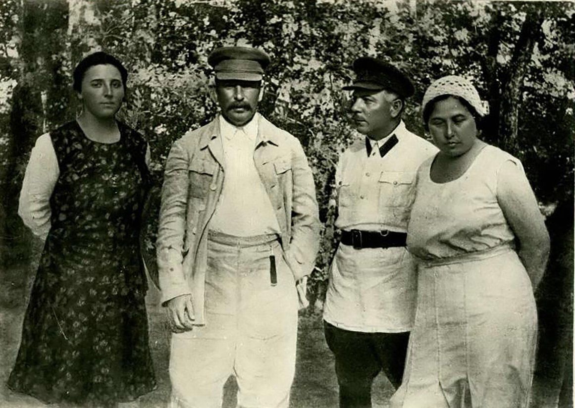 Иосиф Сталин с женой Надеждой Аллилуевой и Климент Ворошилов и женой Екатериной (Голдой). Сочи. 1932 год