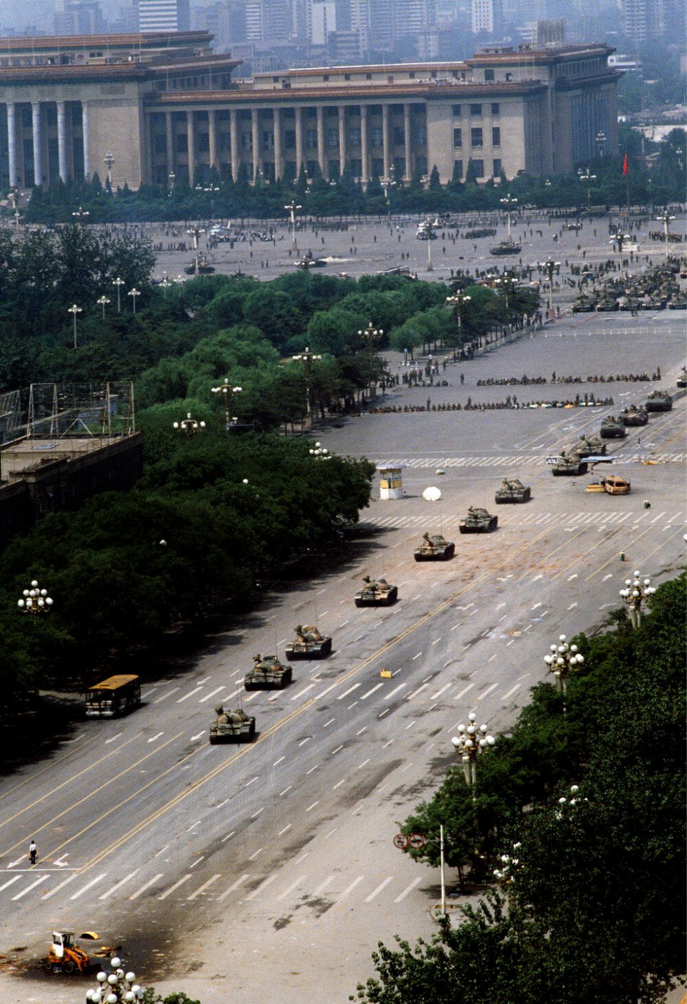 Неизвестный бунтарь и приближающиеся танкиСобытия на площади Тяньаньмэнь 1989 год. Неизвестный бунтарь и приближающиеся танки