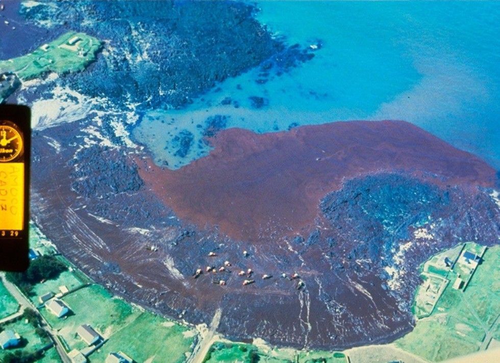 Аэроснимок нефтяного пятна образовавшееся после крушения Amoco Cadiz