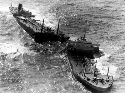 28 марта 1967 года/ Нефтяной танкер Торри Каньон расколовшийся на две части после столкновения с рифом семи камней у побережья Британии (Фото: Popperfoto/Getty Images)