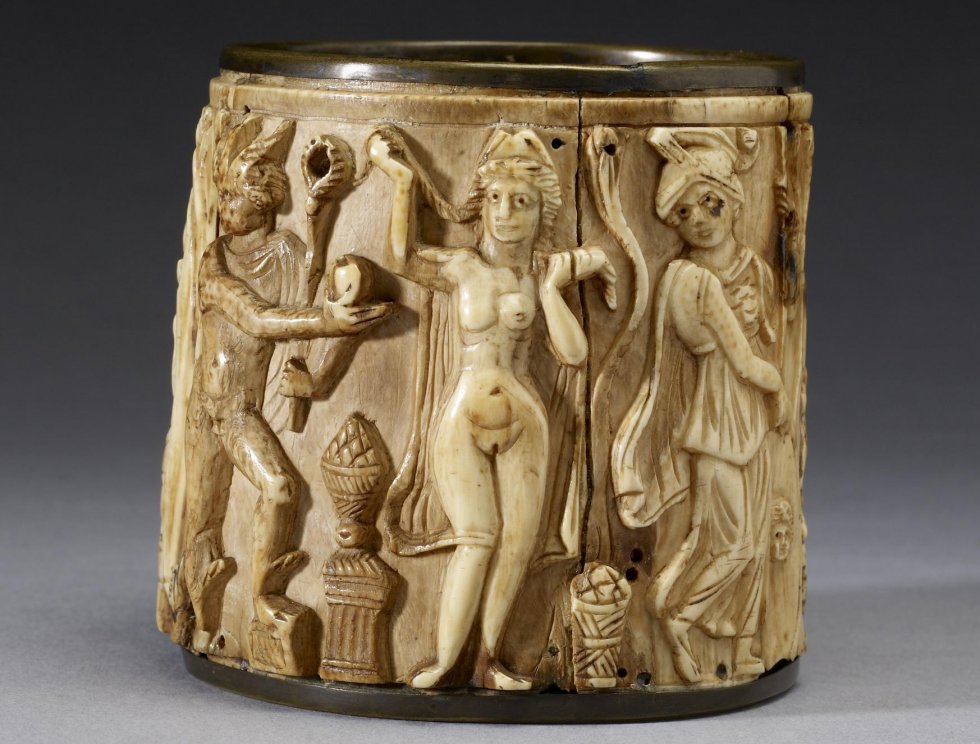 Гермес отдает Афродите золотое яблоко присужденное ей Парисом