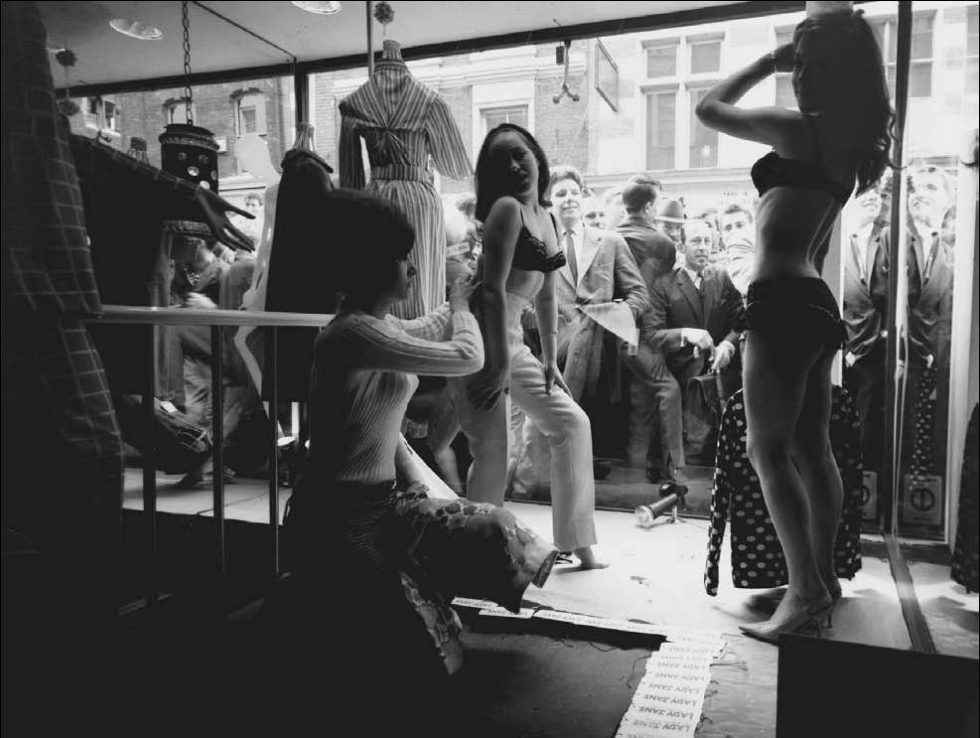 Редкое фото. Откровенный показ нижнего белья в витрине бутика «Lady Jane». Май 1966 года.