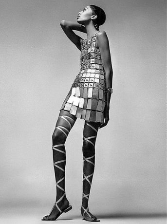 Модель в платье Paco Rabanne в фотосессии для Vogue (1966 год)